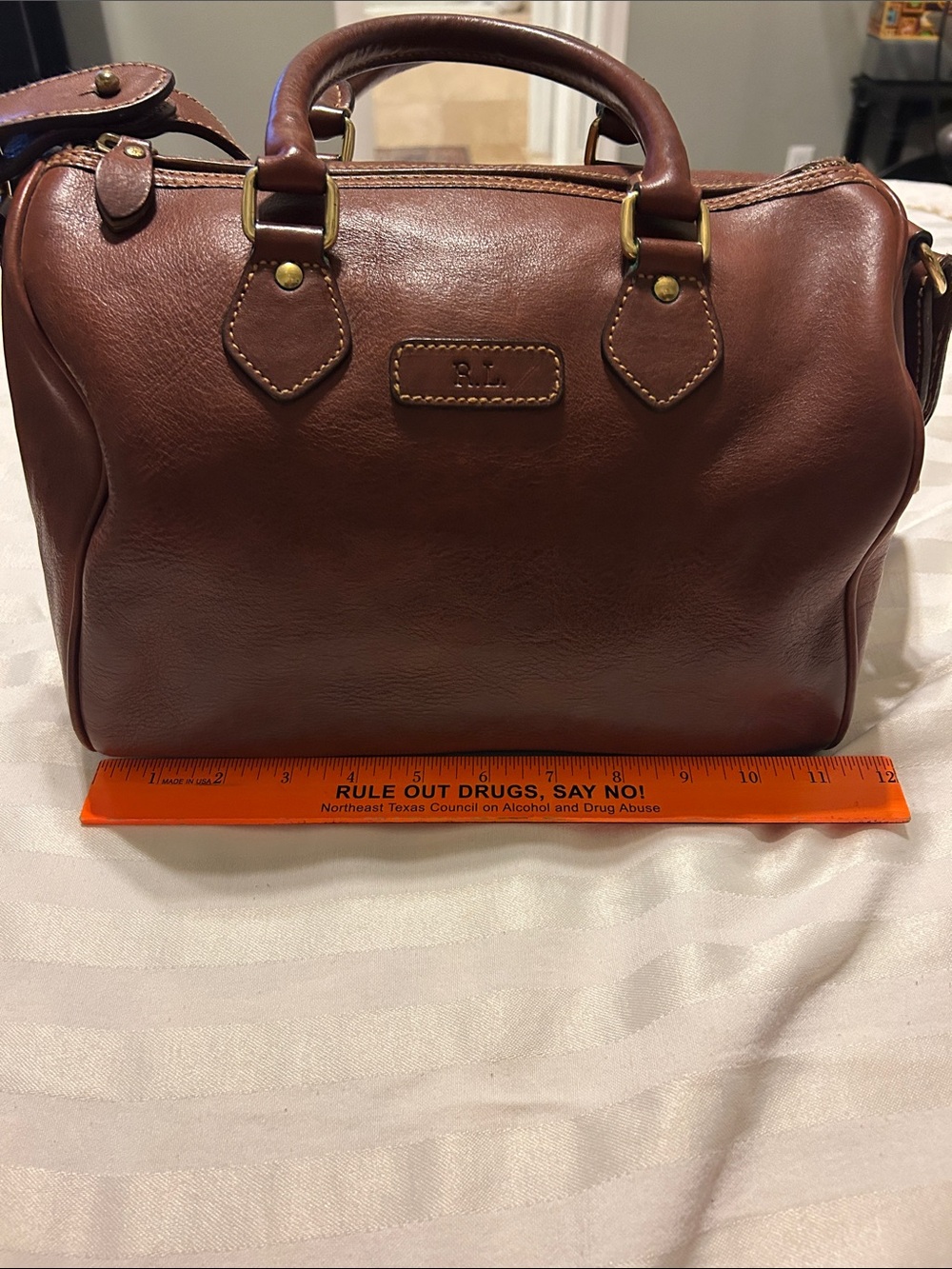 Vgt. Ralph Lauren satchel bag with removable strap and brass hardware. - Picture 3 of 10